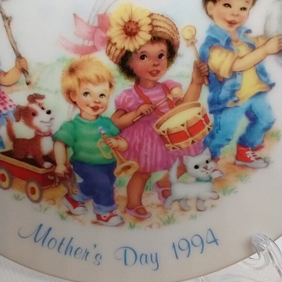 Vintage Avon Collectible Mother's Day Porcelain Plate 'Love on Parade" 1994 22K - Picture 14 of 16